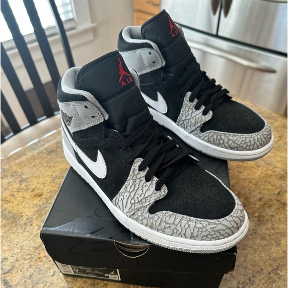 Air Jordan 1 MID SE Black/University Red-White (Size 9) - Picture 7 of 7